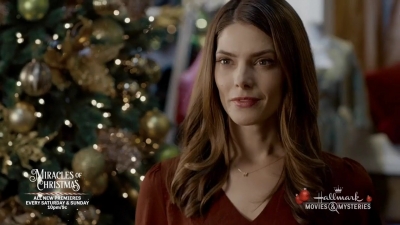 Ashley-Greene-dot-nl_ALittleChristmasCharm3232.jpg