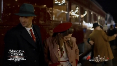 Ashley-Greene-dot-nl_ALittleChristmasCharm3332.jpg