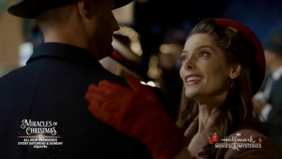 Ashley-Greene-dot-nl_ALittleChristmasCharm3430.jpg