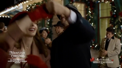 Ashley-Greene-dot-nl_ALittleChristmasCharm3436.jpg