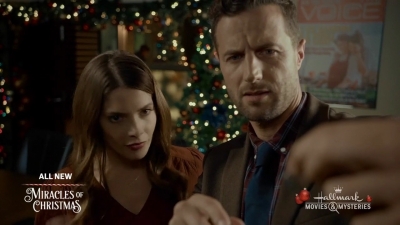 Ashley-Greene-dot-nl_ALittleChristmasCharm3572.jpg