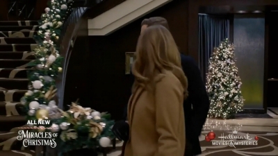 Ashley-Greene-dot-nl_ALittleChristmasCharm3596.jpg
