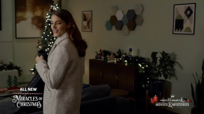 Ashley-Greene-dot-nl_ALittleChristmasCharm3816.jpg