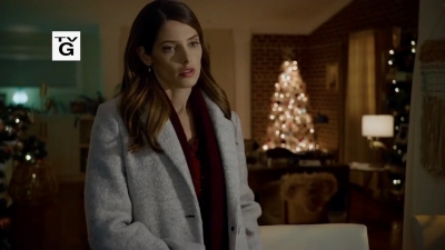 Ashley-Greene-dot-nl_ALittleChristmasCharm3974.jpg