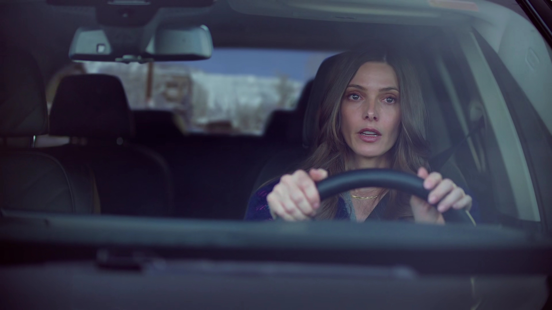 Ashley-Greene-dot-nl_DeckTheWalls0705.jpg