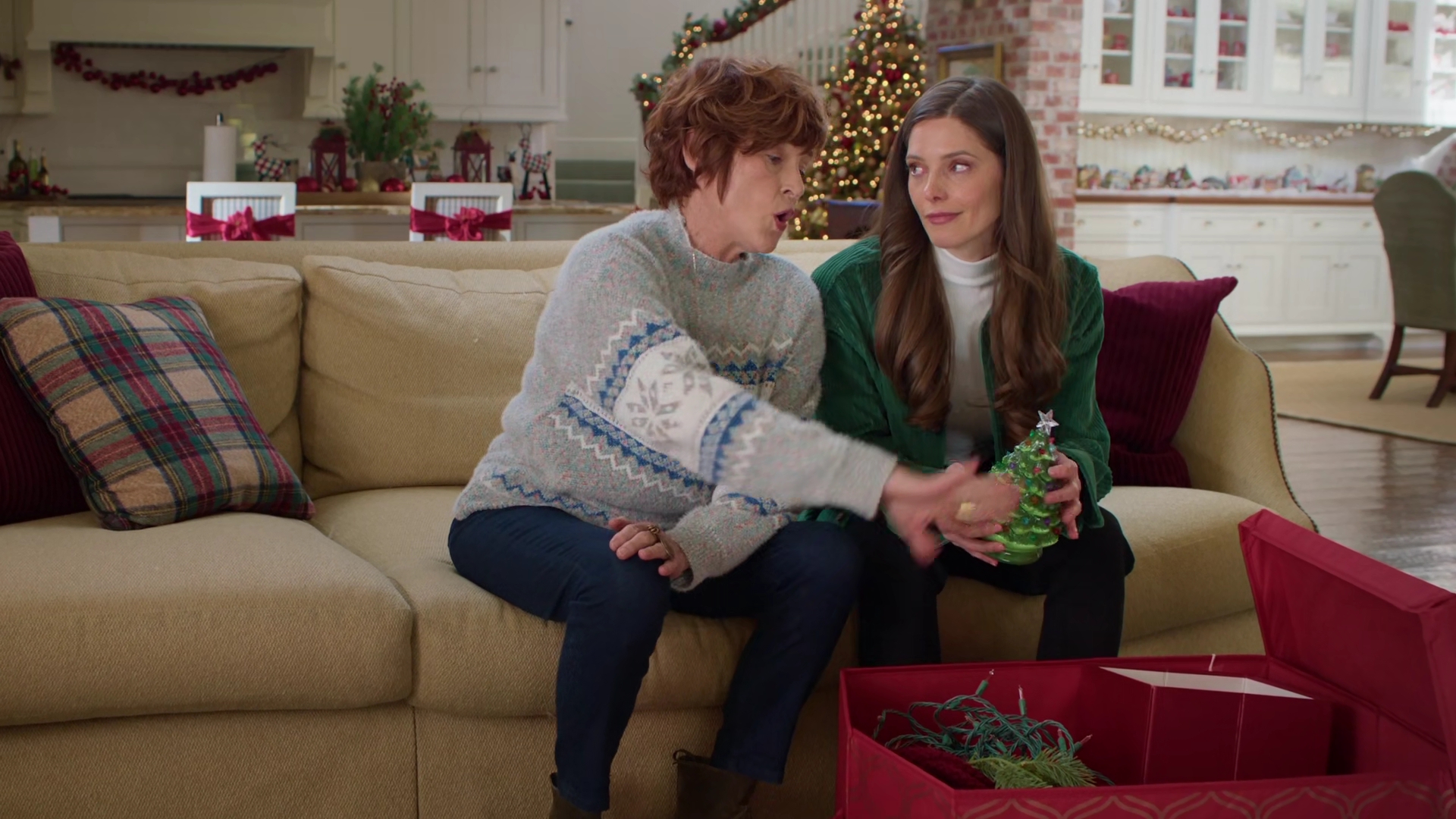 Ashley-Greene-dot-nl_DeckTheWalls2777.jpg Ashley-Greene-dot-nl_DeckTheWalls2777.jpg