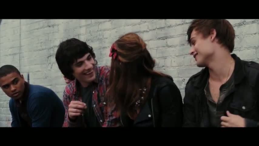 Ashley-Greene_dot_nl-LOL-Trailer00007.jpg