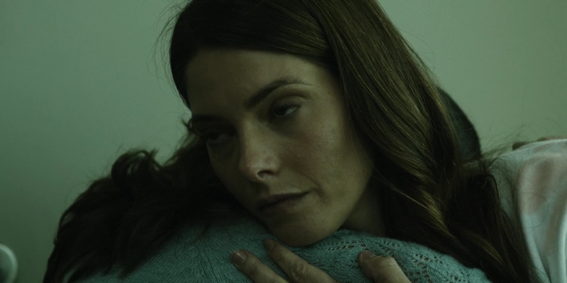 Ashley-Greene-dot-nl_WrongPlace0101.jpg