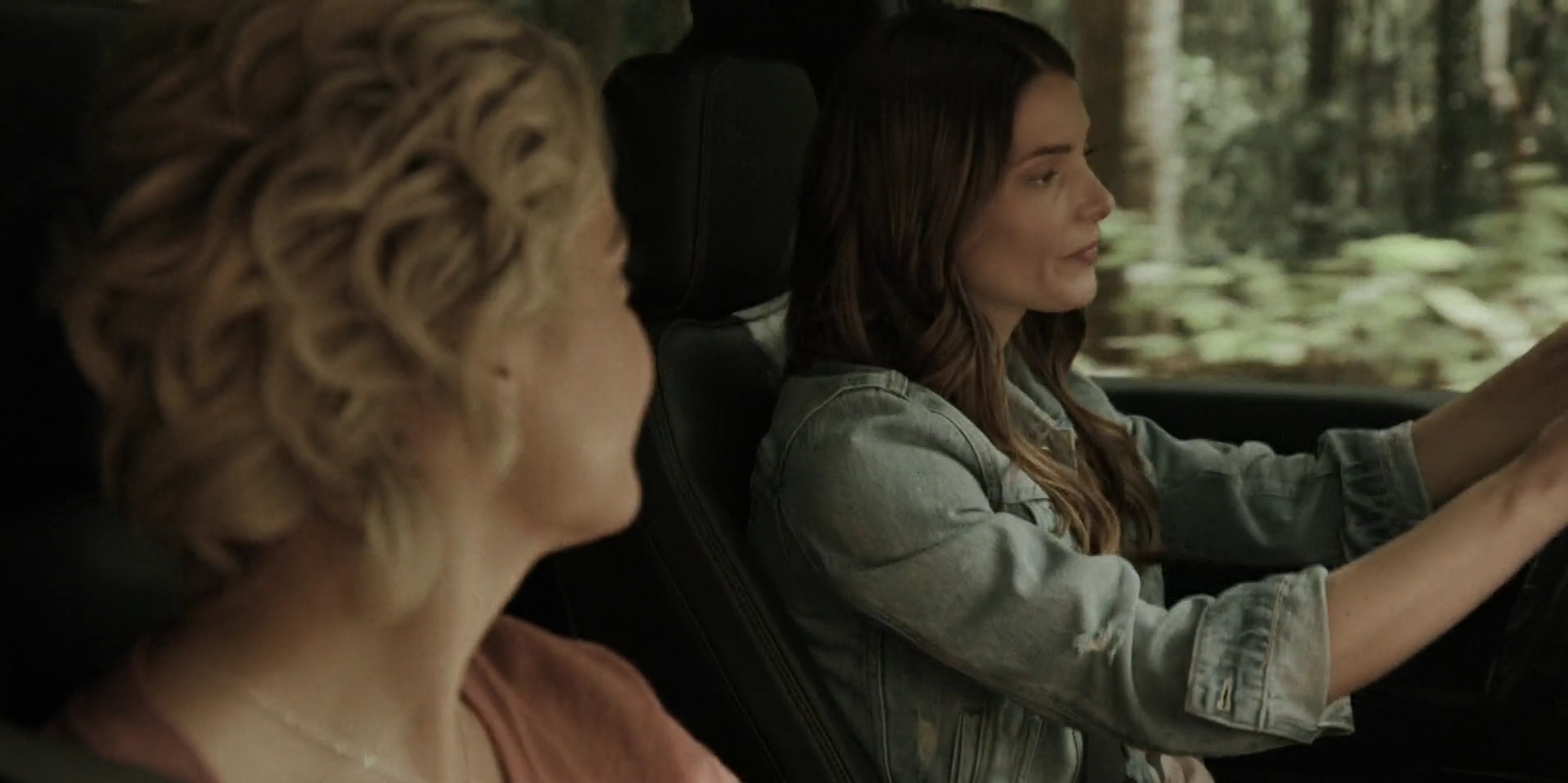 Ashley-Greene-dot-nl_WrongPlace0807.jpg