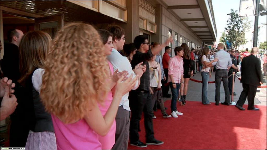 Ashley-Greene_dot_nl--NewMoon_Fandimonium00031.jpg