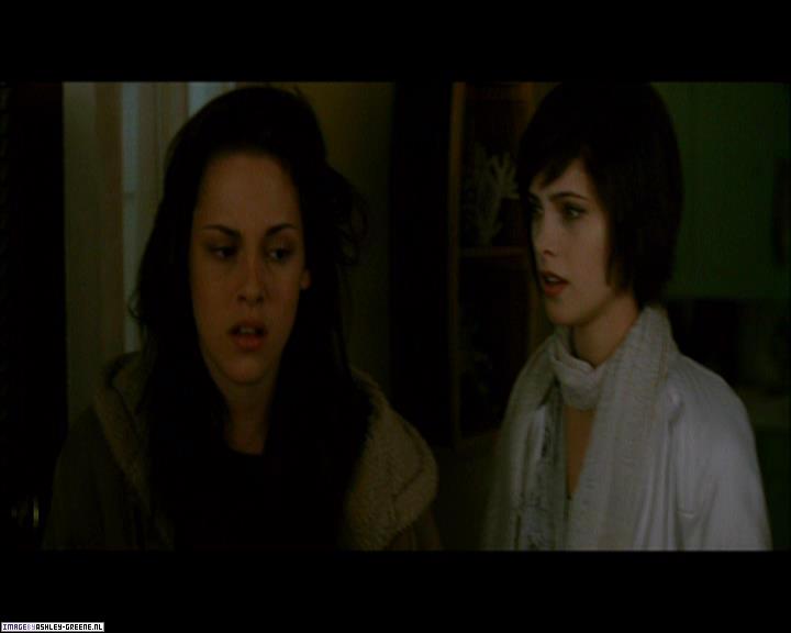 Ashley-Greene_dot_nl-NewMoonScreencaptures-0135.jpg
