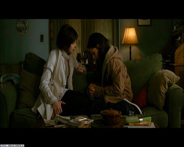 Ashley-Greene_dot_nl-NewMoonScreencaptures-0183.jpg