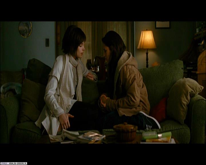Ashley-Greene_dot_nl-NewMoonScreencaptures-0184.jpg