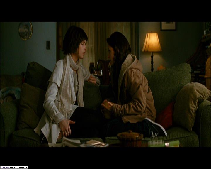 Ashley-Greene_dot_nl-NewMoonScreencaptures-0186.jpg