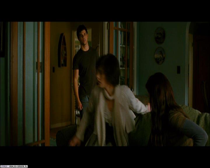 Ashley-Greene_dot_nl-NewMoonScreencaptures-0217.jpg