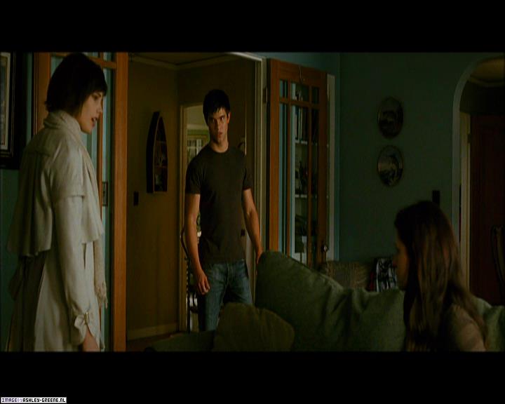 Ashley-Greene_dot_nl-NewMoonScreencaptures-0229.jpg