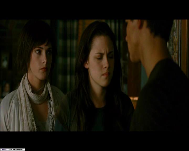 Ashley-Greene_dot_nl-NewMoonScreencaptures-0239.jpg