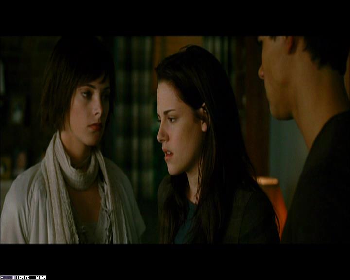 Ashley-Greene_dot_nl-NewMoonScreencaptures-0243.jpg