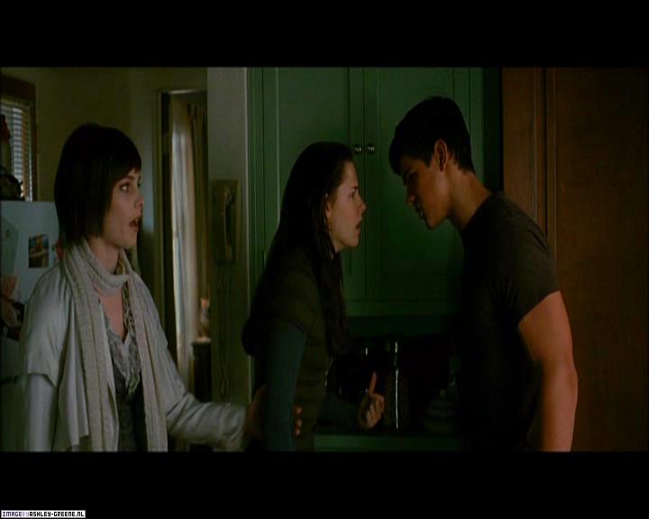 Ashley-Greene_dot_nl-NewMoonScreencaptures-0272.jpg