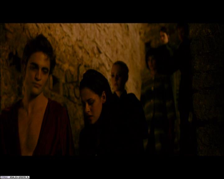 Ashley-Greene_dot_nl-NewMoonScreencaptures-0381.jpg