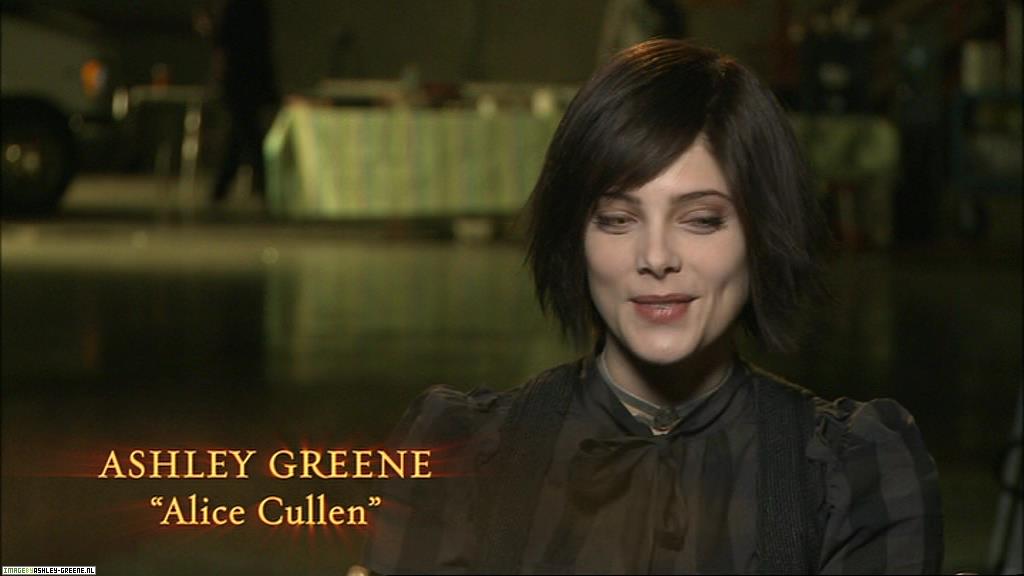 Ashley-Greene_dot_nl--NewMoon_TeamEdwardvsTeamJacob00004.jpg