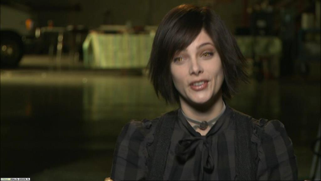 Ashley-Greene_dot_nl--NewMoon_TeamEdwardvsTeamJacob00007.jpg