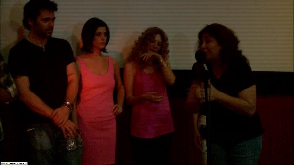 Ashley-Greene_dot_nl--NewMoon_TeamEdwardvsTeamJacob00012.jpg
