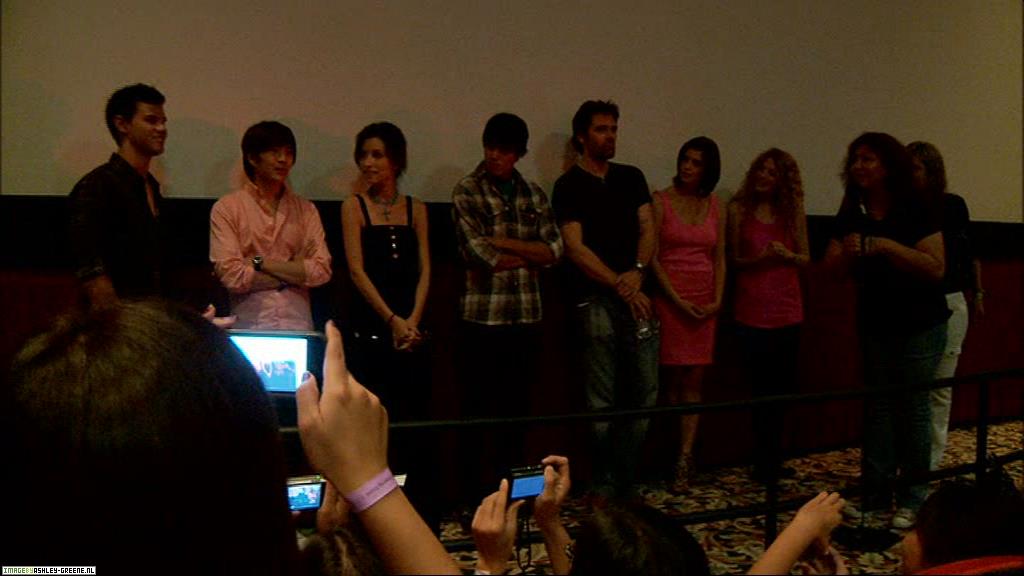 Ashley-Greene_dot_nl--NewMoon_TeamEdwardvsTeamJacob00015.jpg
