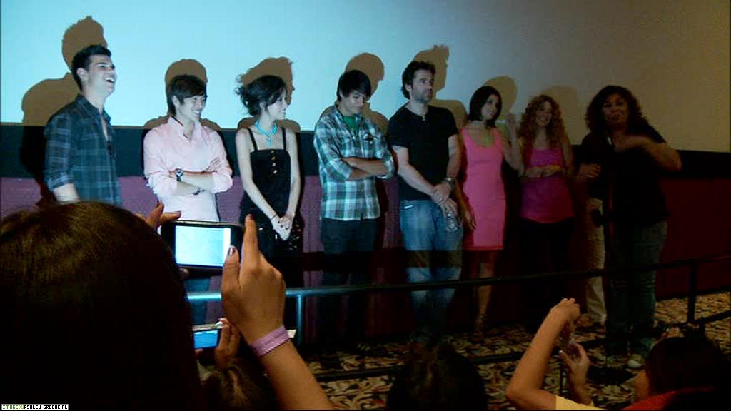 Ashley-Greene_dot_nl--NewMoon_TeamEdwardvsTeamJacob00017.jpg