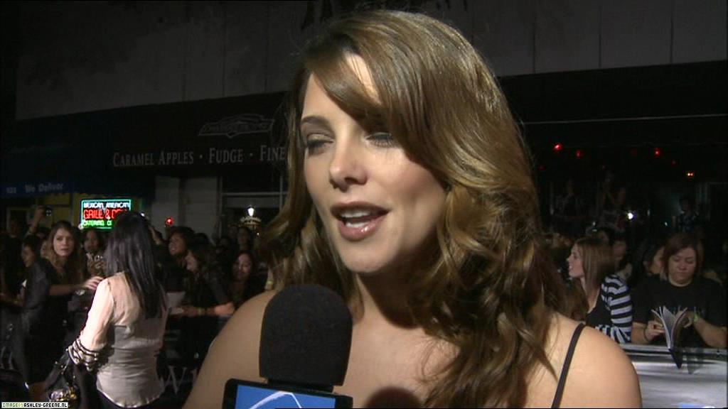 Ashley-Greene_dot_nl--NewMoon_TheJourneyContinues00007.jpg