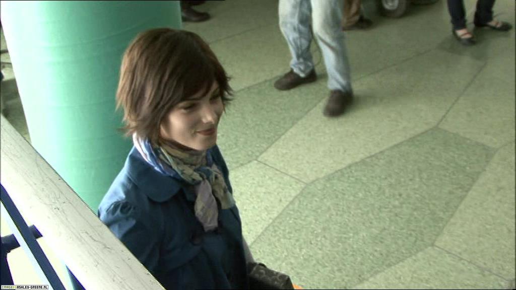 Ashley-Greene_dot_nl--NewMoon_TheJourneyContinues00017.jpg