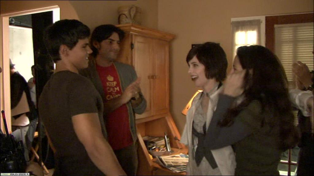 Ashley-Greene_dot_nl--NewMoon_TheJourneyContinues00084.jpg
