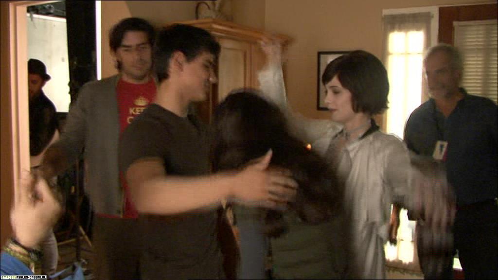 Ashley-Greene_dot_nl--NewMoon_TheJourneyContinues00088.jpg