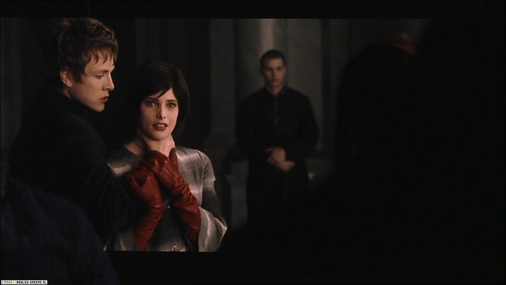 Ashley-Greene_dot_nl--NewMoon_TheJourneyContinues00101.jpg