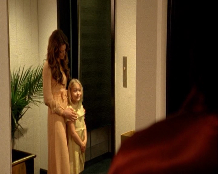 Ashley-Greene-dot-nl_theshangri-lasuite3072.jpg