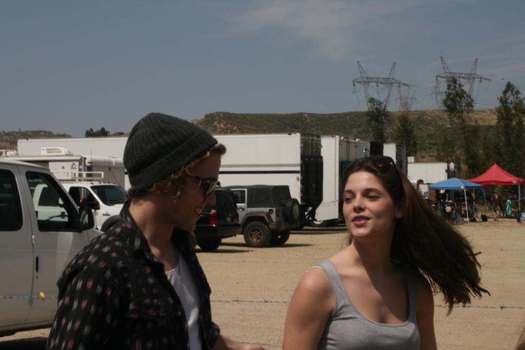 Twilight-OnSet-WithFans002.jpg Twilight-OnSet-WithFans002.jpg