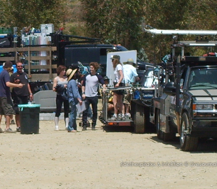 Twilight-OnSet-WithFans007.jpg Twilight-OnSet-WithFans007.jpg