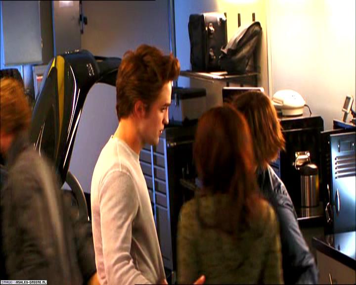 TwilightExtraTheAdventureBeginsTheJourneyFromPageToScreen0045.jpg
