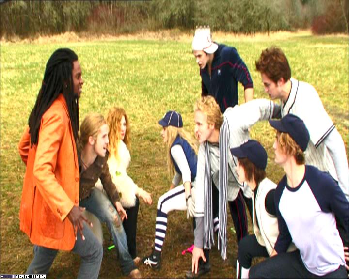 TwilightExtraTheAdventureBeginsTheJourneyFromPageToScreen0074.jpg