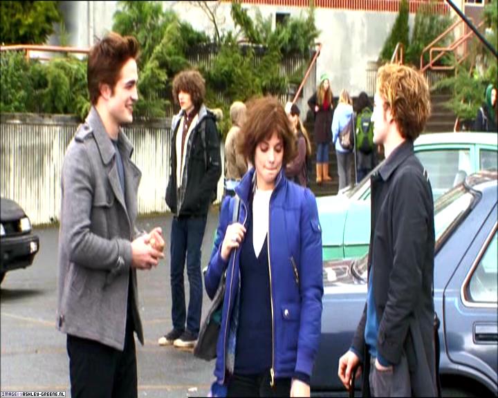 TwilightExtraTheAdventureBeginsTheJourneyFromPageToScreen0097.jpg