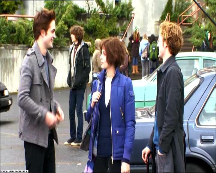 TwilightExtraTheAdventureBeginsTheJourneyFromPageToScreen0098.jpg
