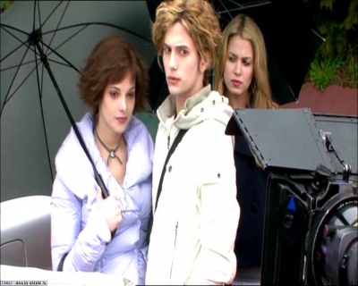 TwilightExtraTheAdventureBeginsTheJourneyFromPageToScreen0029.jpg