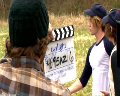 TwilightExtraTheAdventureBeginsTheJourneyFromPageToScreen0124.jpg