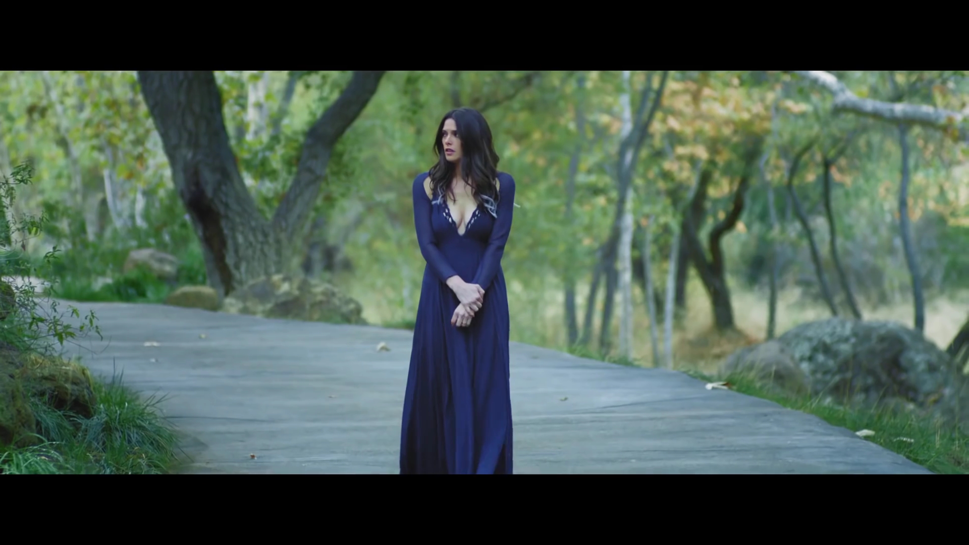 Ashley-Greene-nl_BANNERS-HolyGround0206.jpg