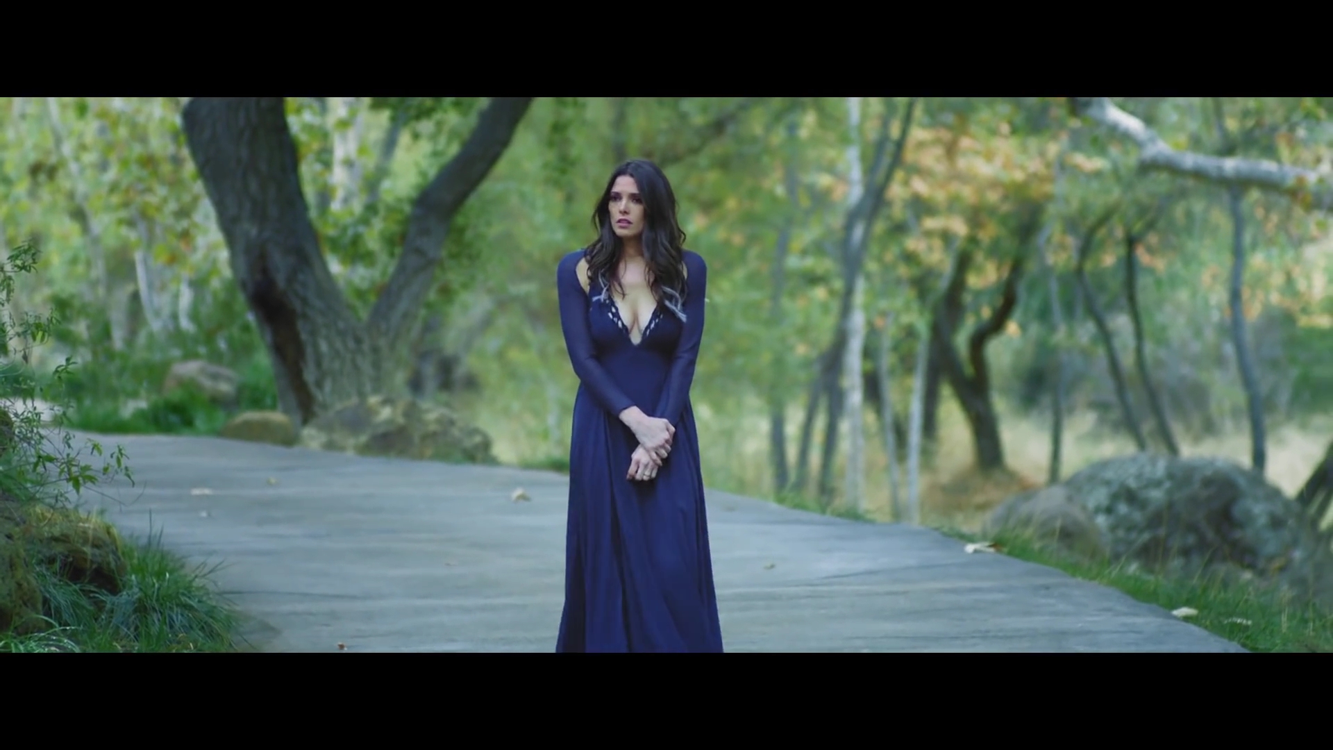 Ashley-Greene-nl_BANNERS-HolyGround0209.jpg