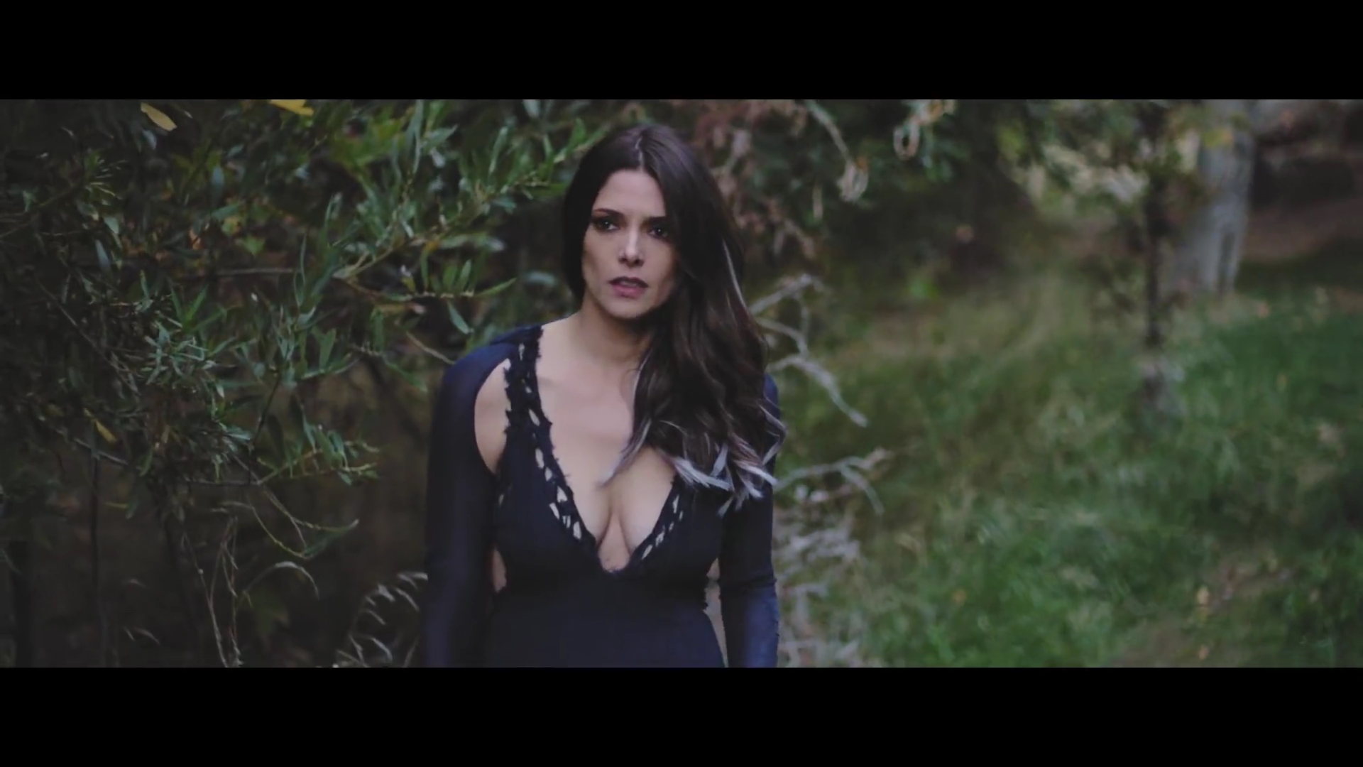 Ashley-Greene-nl_BANNERS-HolyGround0244.jpg