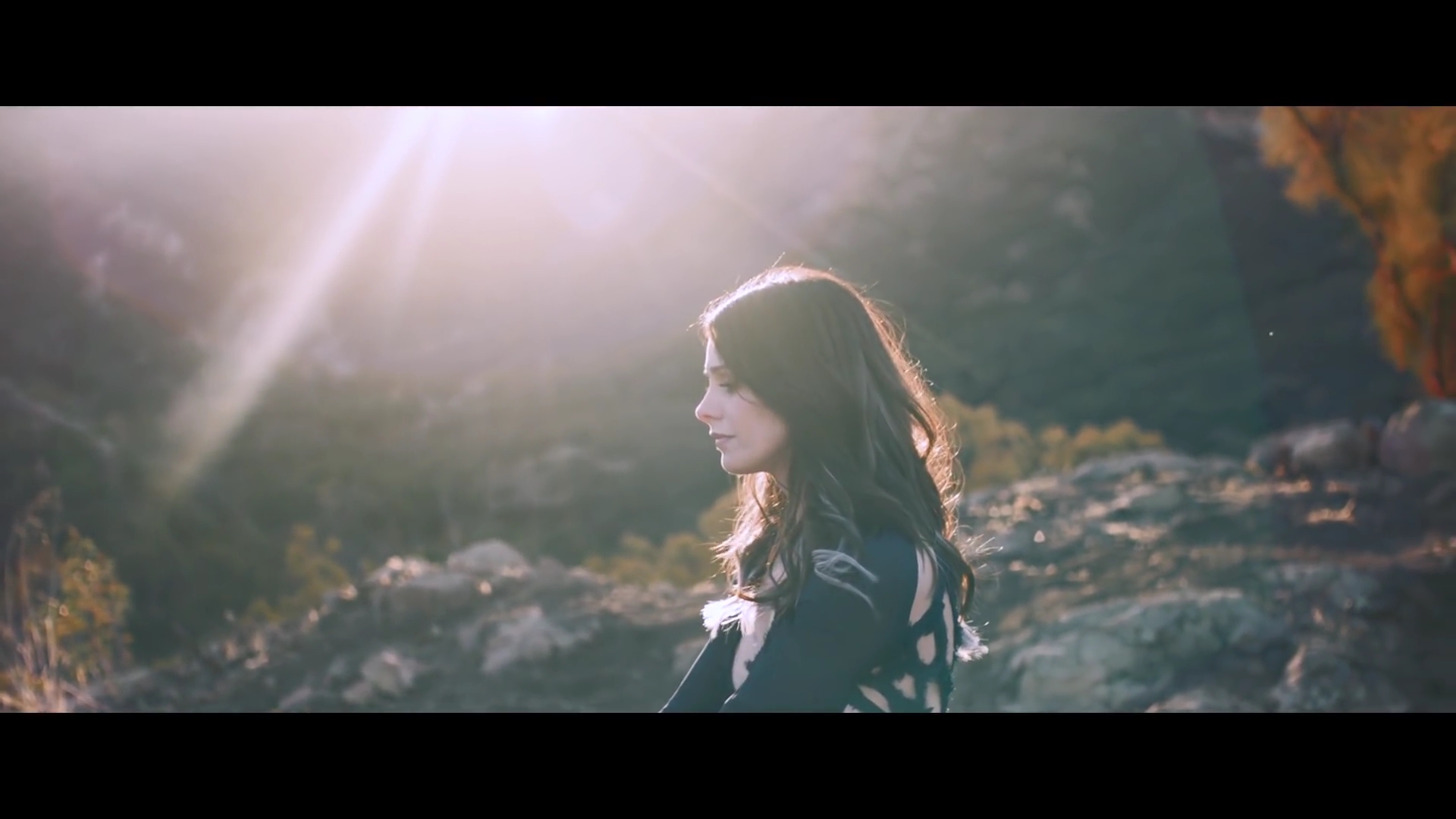 Ashley-Greene-nl_BANNERS-HolyGround0427.jpg