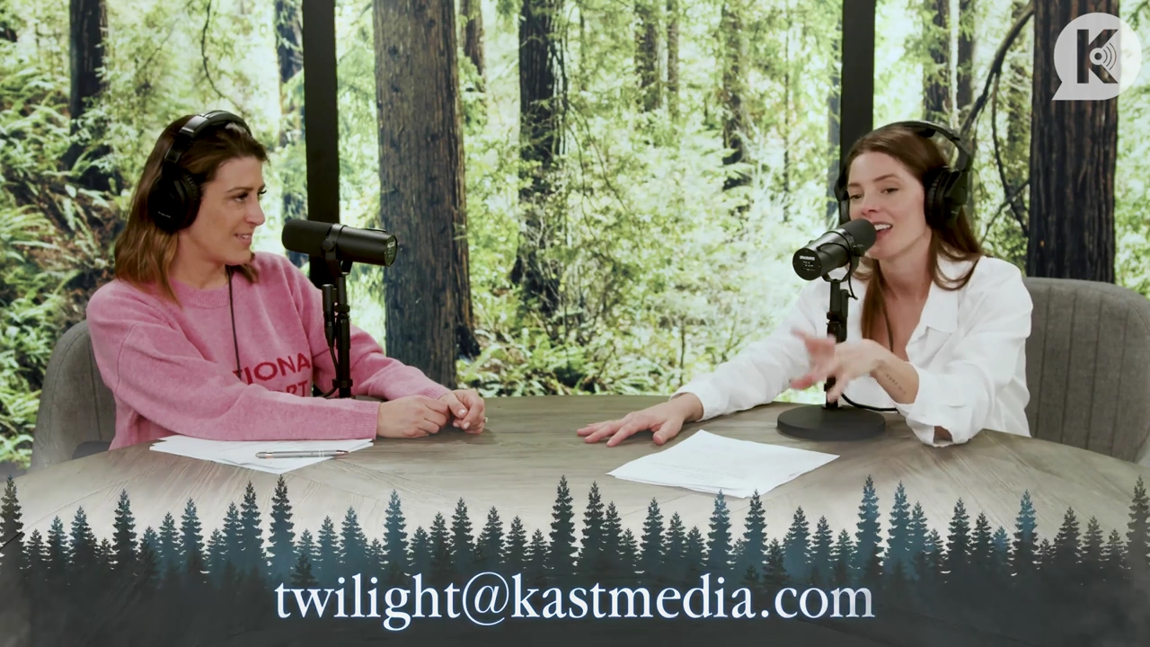 Ashley-Greene-dot-nl_TheTwilightEffect-Episode1TwilightRewatch-Part1of33713.jpg