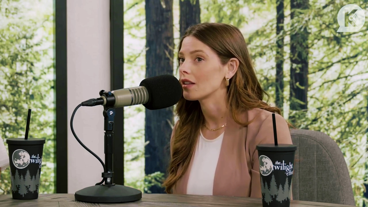 Ashley-Greene-dot-nl_TheTwilightEffect-Aflevering14EclipseRewatchPart2of3-2230.jpg