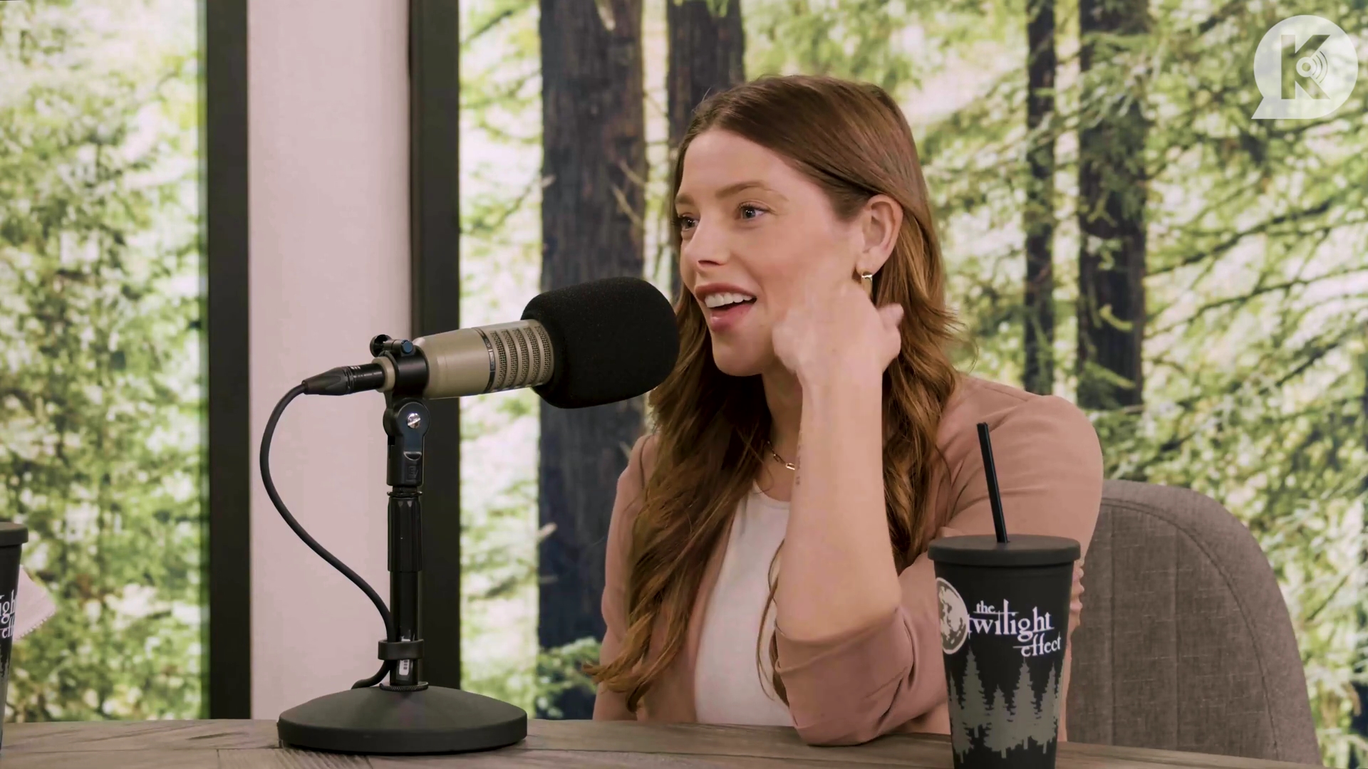 Ashley-Greene-dot-nl_TheTwilightEffect-Aflevering16NikkiReed0508.jpg